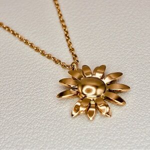 Gold Floral Love me Love me not Design Dainty Necklace